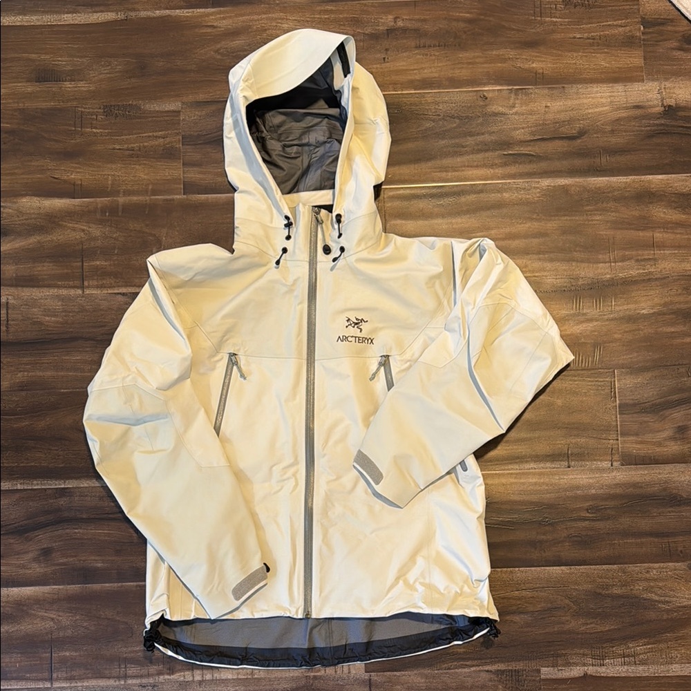 Arc'teryx Off white Gortex Shell size XL